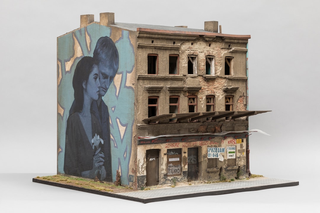 Джошуа Смит демонстрирует миниатюрное здание и фреску на групповой выставке галереи KIRK