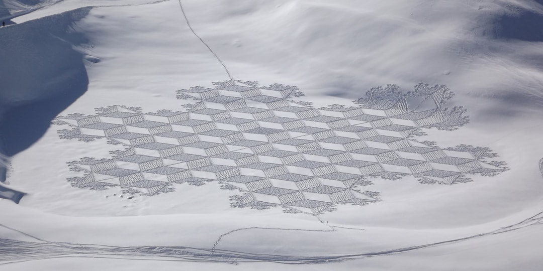 Саймон Бек топает серию гигантских снежных работ