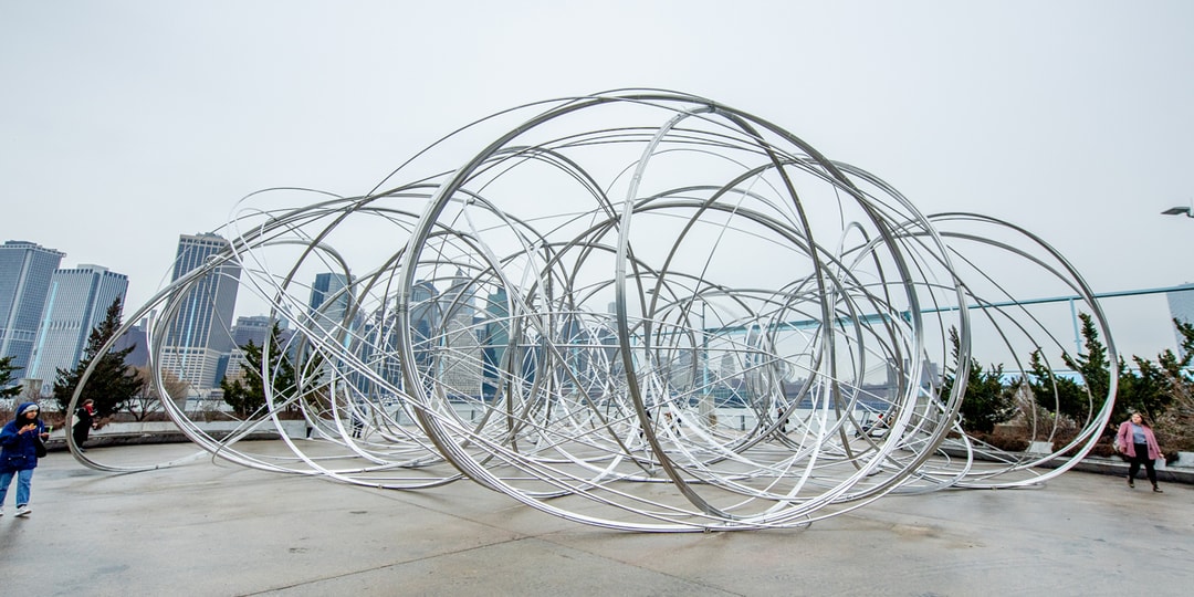 Энтони Гормли представляет огромную алюминиевую скульптуру в Нью-Йорке