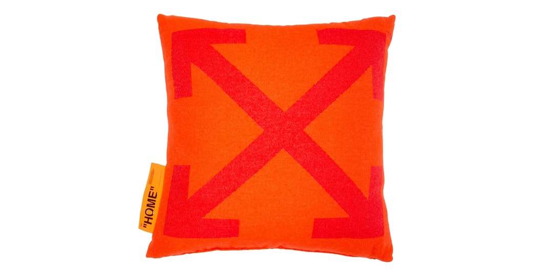 Off-White™ представляет декоративную подушку с оранжевым логотипом