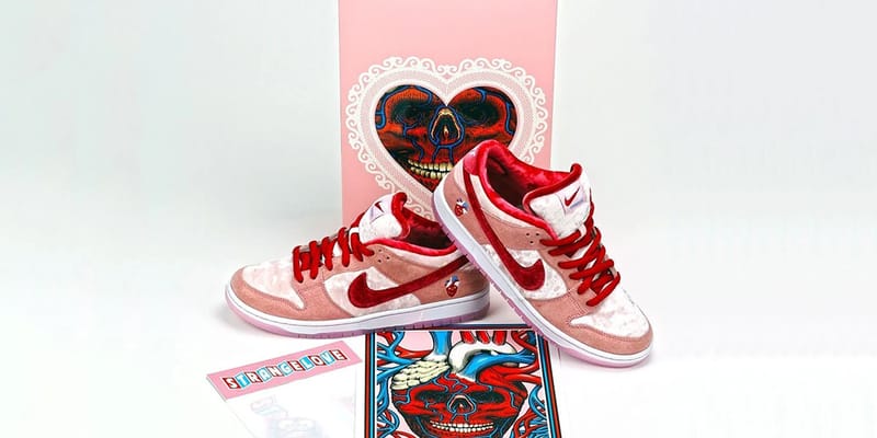 Nike sb dunk low strangelove skateboards best sale