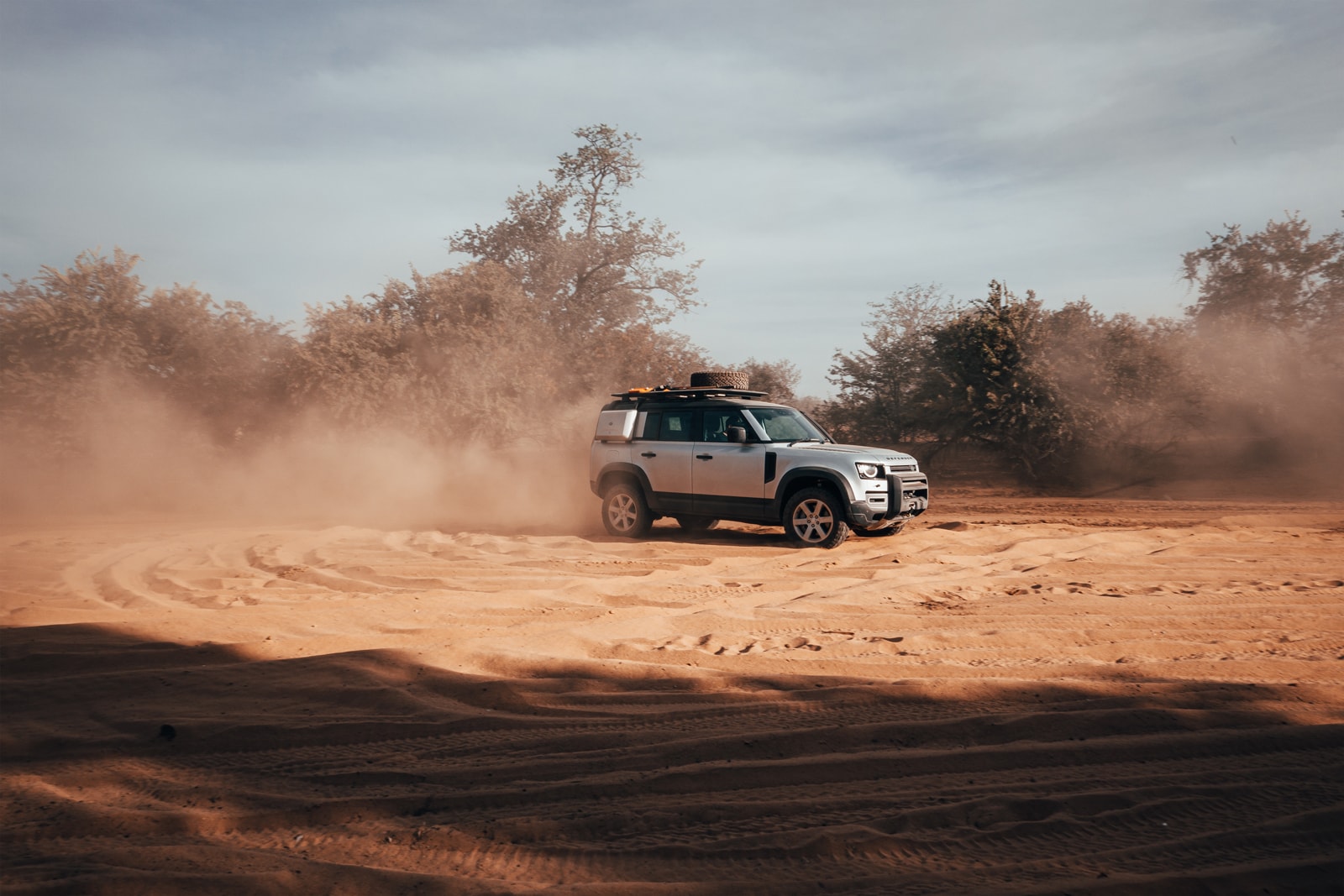Land Rover Defender2025 In Desert Desert Land Rover Defender Expedition 110 Grijs – Land Rover