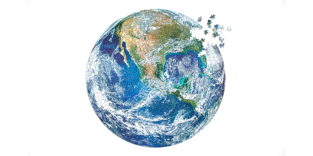 Четыре точки в честь Дня Земли с 26,5-дюймовым пазлом о планете
