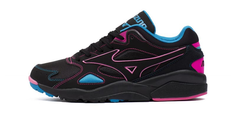 mari 青、黒、ピンク Mizuno Drops Hot Pink-Tinged Sky Medal Sneaker | Hypebeast