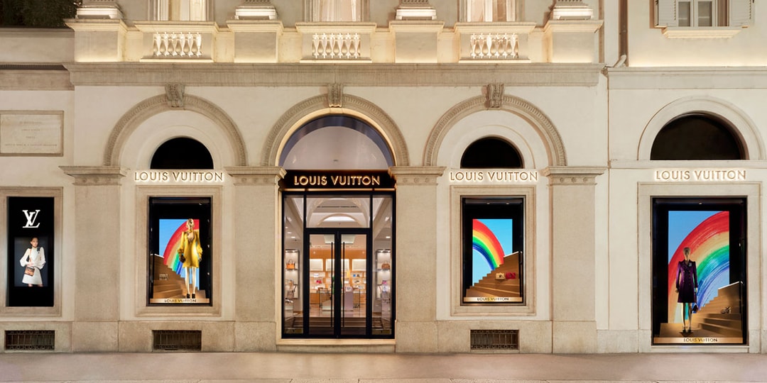 Витрины магазинов Louis Vuitton по всему миру украшены ярким радужным дизайном
