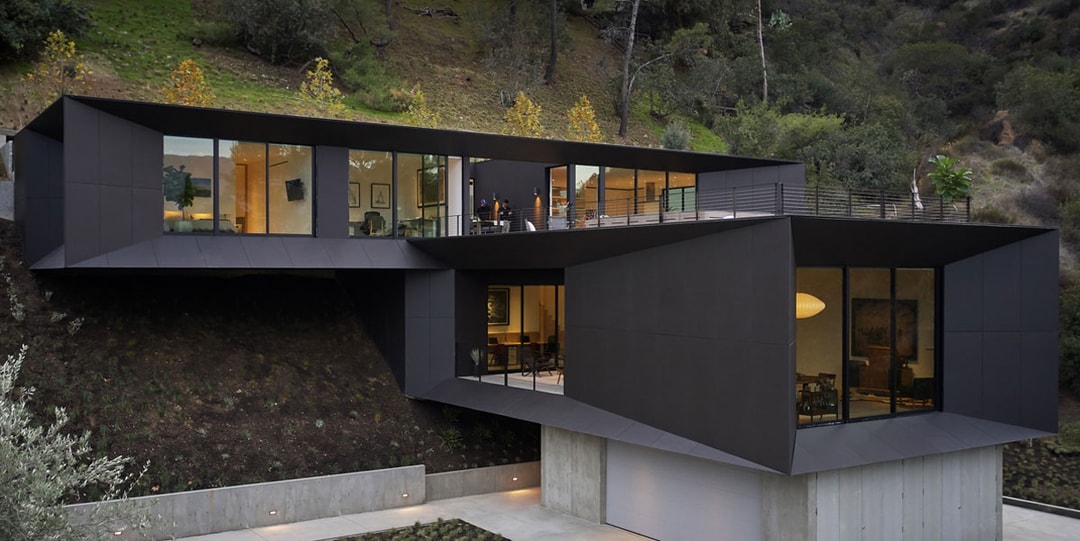 Повернутые прямоугольные объемы составляют дом LR2 от Montalba Architects