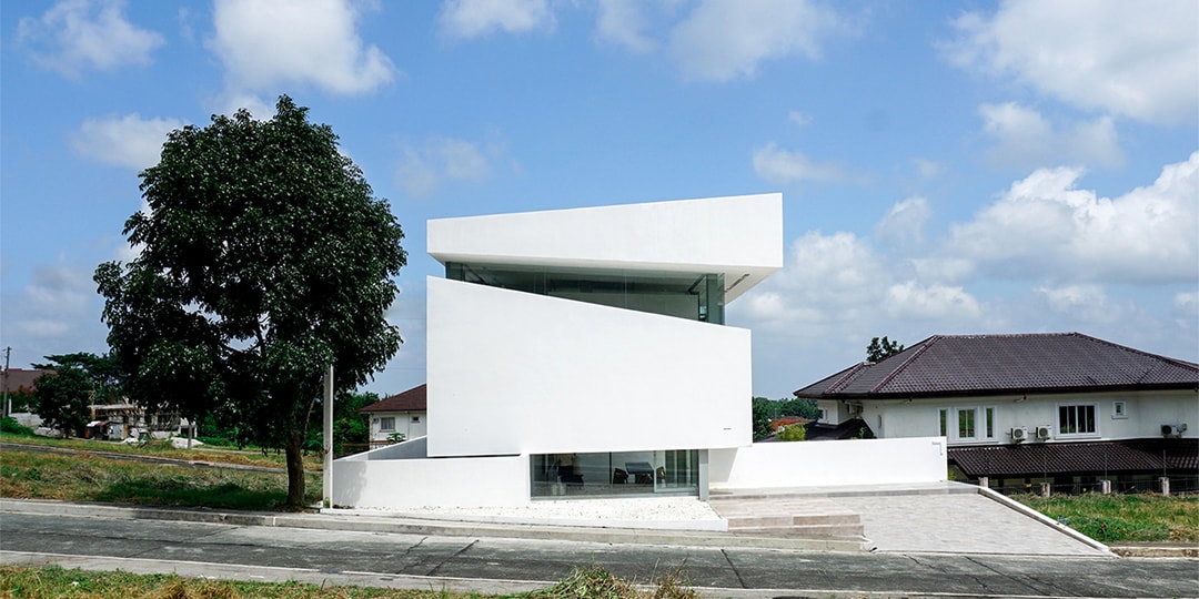 Два больших горизонтальных разреза определяют дом для отступления Тагайтай от Jim Caumeron Design