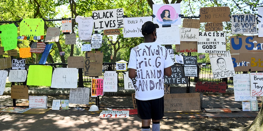 Смитсоновский институт начал собирать знаки протеста #BlackLivesMatter