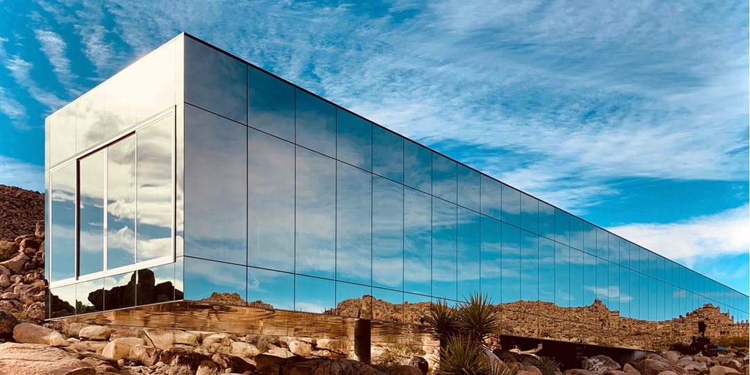 Этот зеркальный «невидимый» дом отражает окружающую пустыню