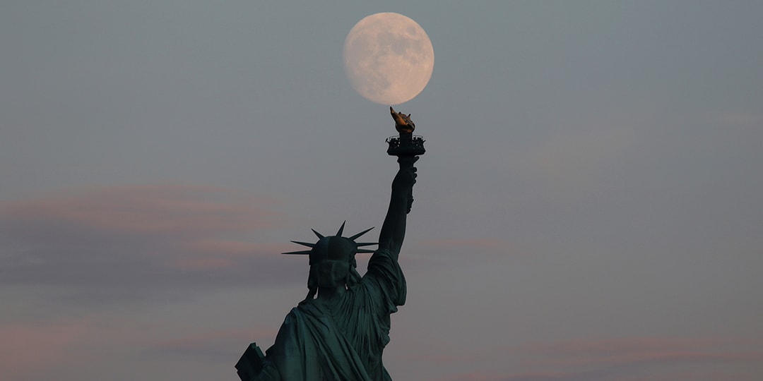 Видео дает масштабный взгляд на Луну по сравнению с Манхэттеном