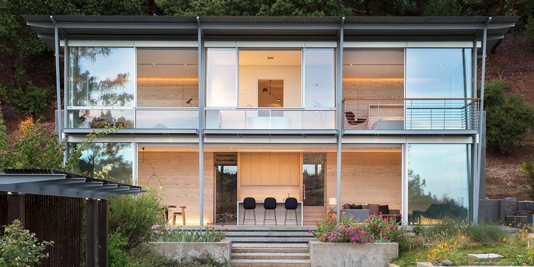 Дом Sunrise от Feldman Architecture открывается вид на пышный ландшафт на склоне холма