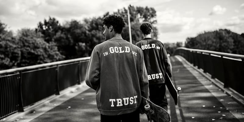 In gold we discount trust hoodie rood