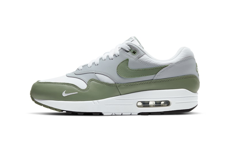 air max 1 spiral sage on feet