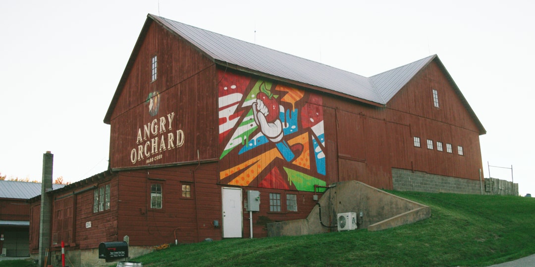 Художник Мэтт Коррадо создает фреску для сидроварни Angry Orchard в северной части штата Нью-Йорк