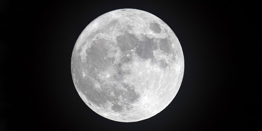НАСА обнаружило воду на освещенной солнцем поверхности Луны