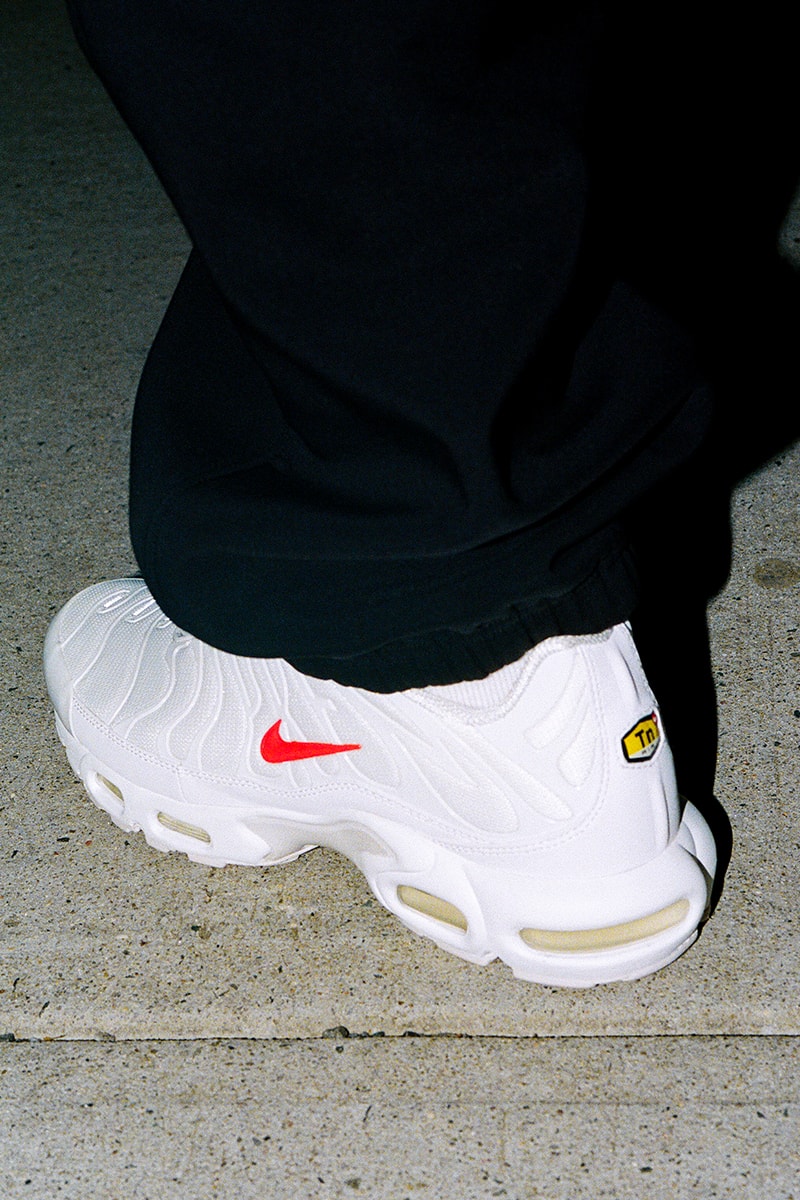 nike supreme rouge