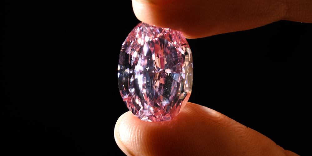Самый крупный в мире пурпурно-розовый бриллиант продан на аукционе за 26,6 миллиона долларов США