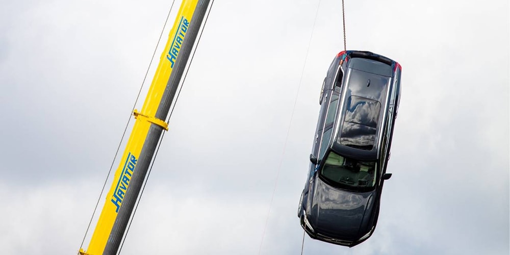 Volvo сбрасывает автомобили с 30-метрового крана, чтобы спасти вашу жизнь