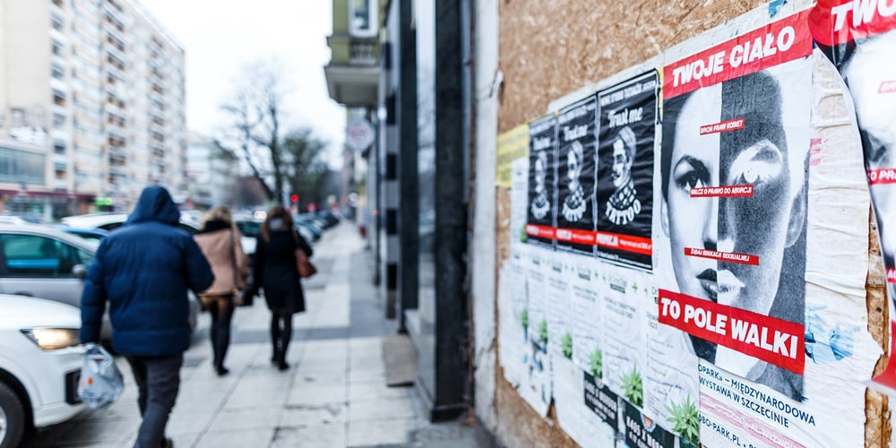 Знаменитый плакат Барбары Крюгер «Pro Choice» снова появился на польских улицах