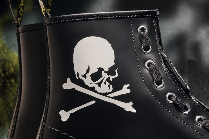 Dr martens hot sale skull boots