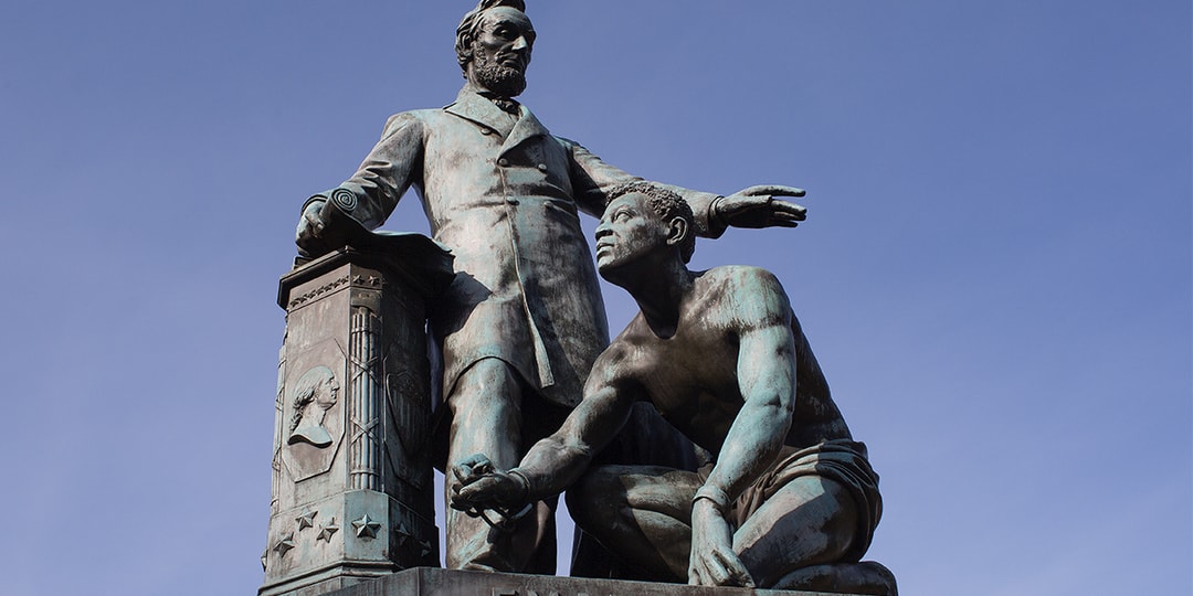 Бостон снес статую раба, преклонившего колени перед Авраамом Линкольном