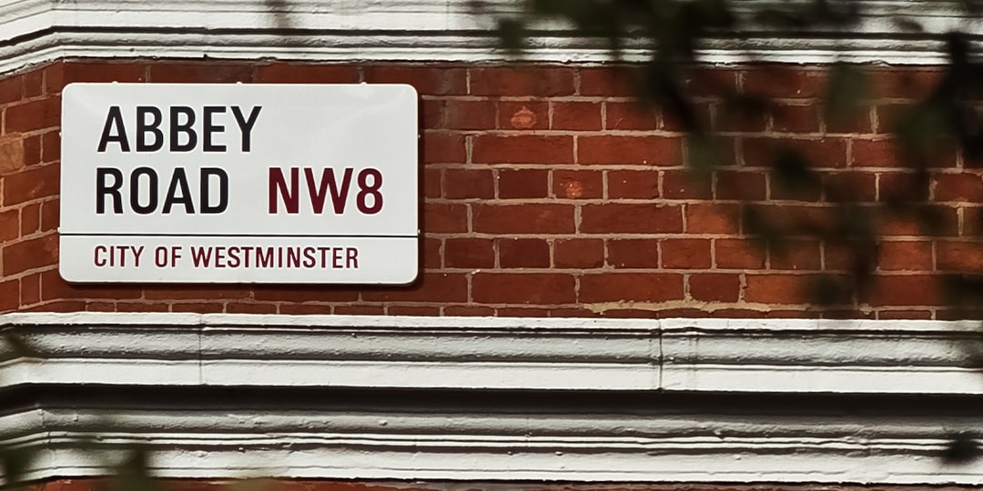 Знаменитый дорожный знак Abbey Road выставлен на аукцион