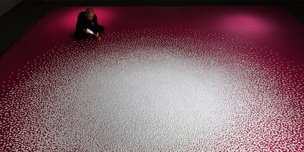 Мотои Ямамото мастерит 100 000 лепестков сакуры из соли