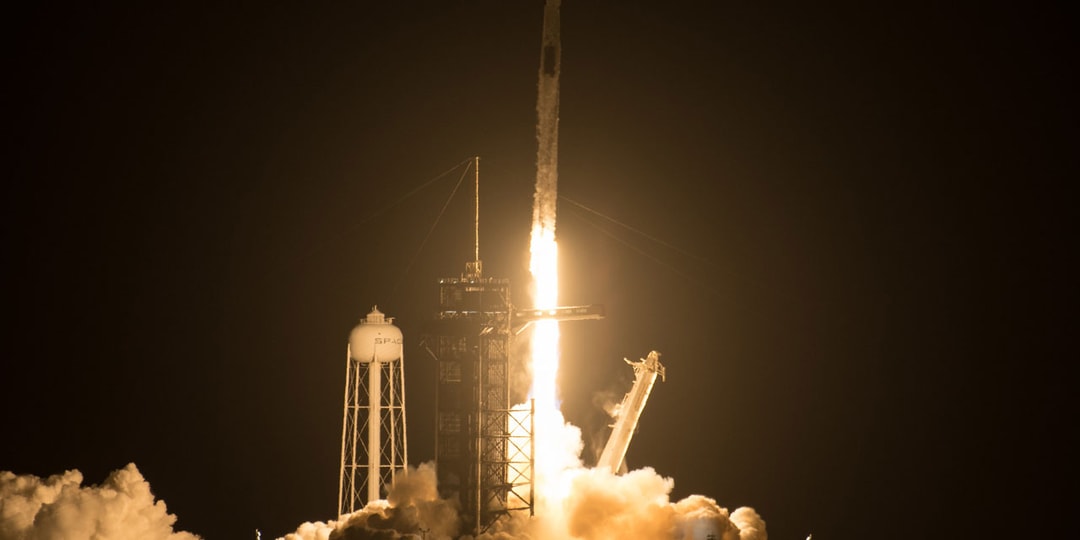 Смотреть: SpaceX впервые запускает астронавтов в космос на повторно использованном космическом корабле