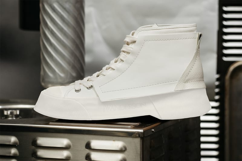 JW ANDERSON ホワイト ハイカットスニーカー JW アンダーソン初のスニーカーが登場 キャンバスにレザーを重ね