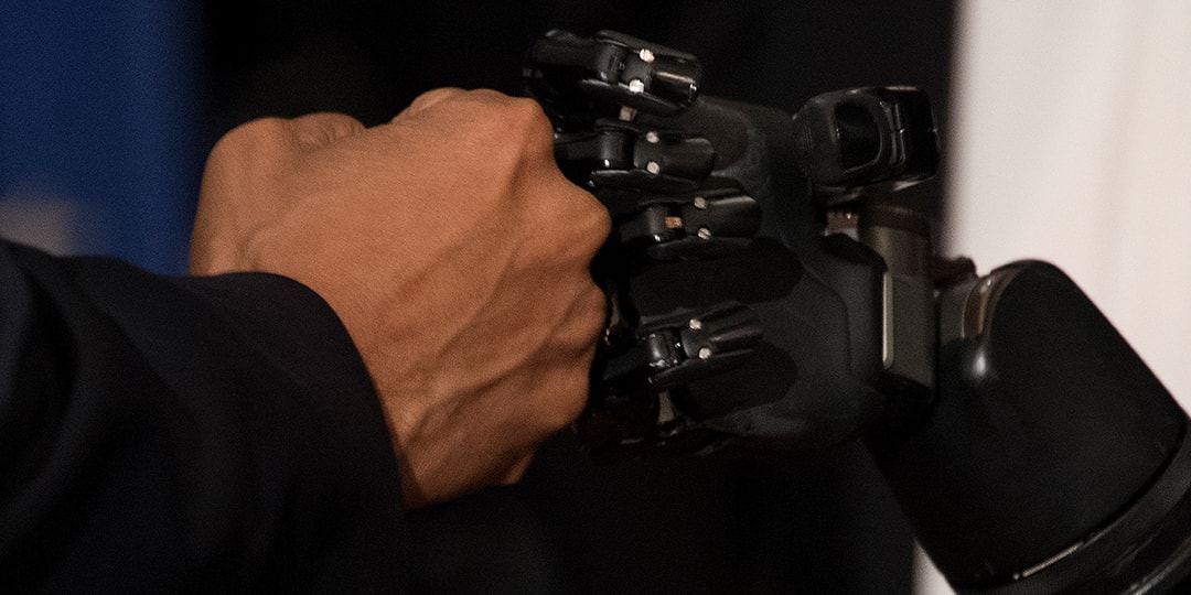 Ученые наделили роботизированную руку, управляемую мозгом, чувством осязания