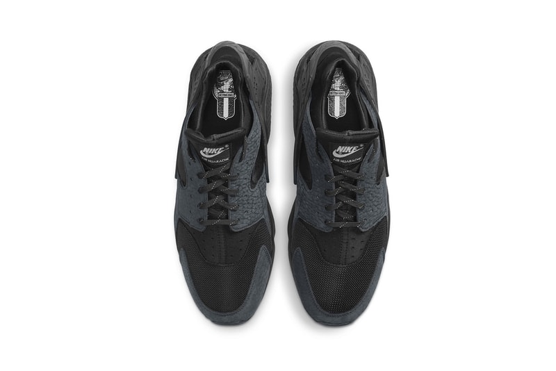 Nike huarache triple shop black on feet