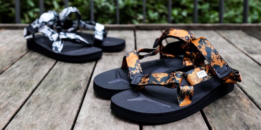 Окунитесь в лето с WACKO MARIA и пляжными сандалиями со змеиным принтом от Suicoke.