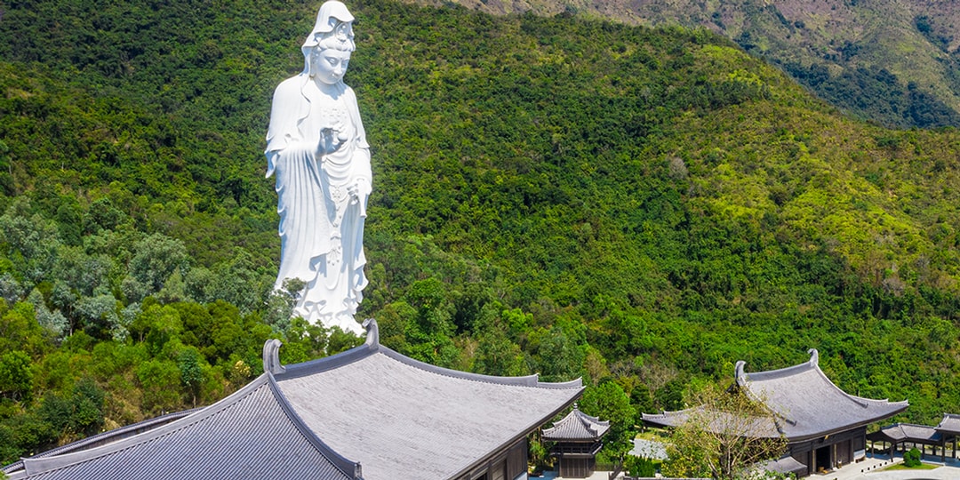 Японский храм Хоукокудзи Айдзу Бэцуин подарил своей статуе Каннон высотой 187 футов массивную маску для лица