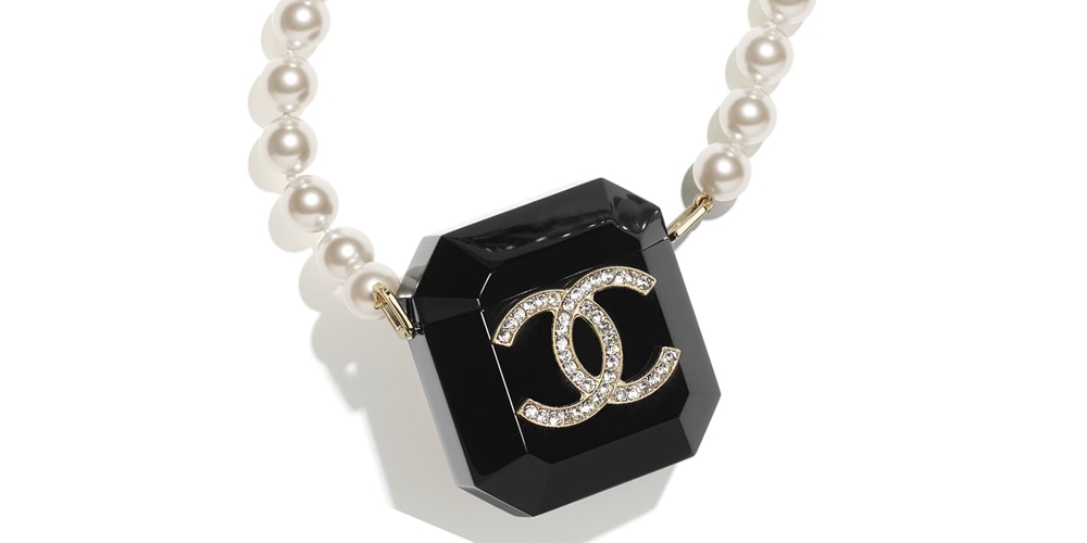Последний роскошный футляр для AirPods от Chanel можно использовать в качестве жемчужного ожерелья