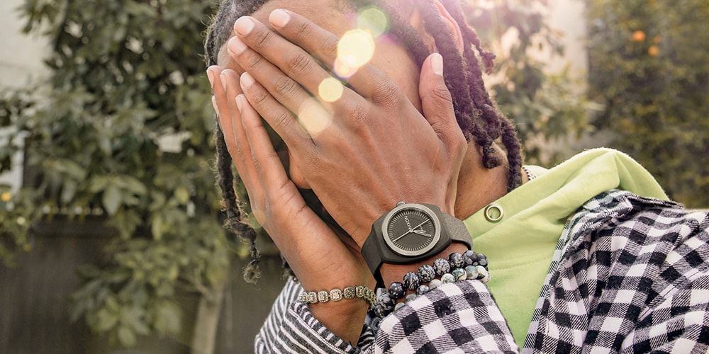 Nixon Light Wave использует #tide Ocean Plastics и солнечную зарядку