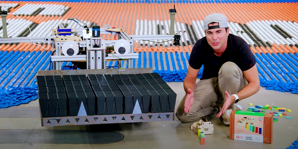 Посмотрите, как этот робот за день строит фреску из 100 000 домино «Super Mario Bros»