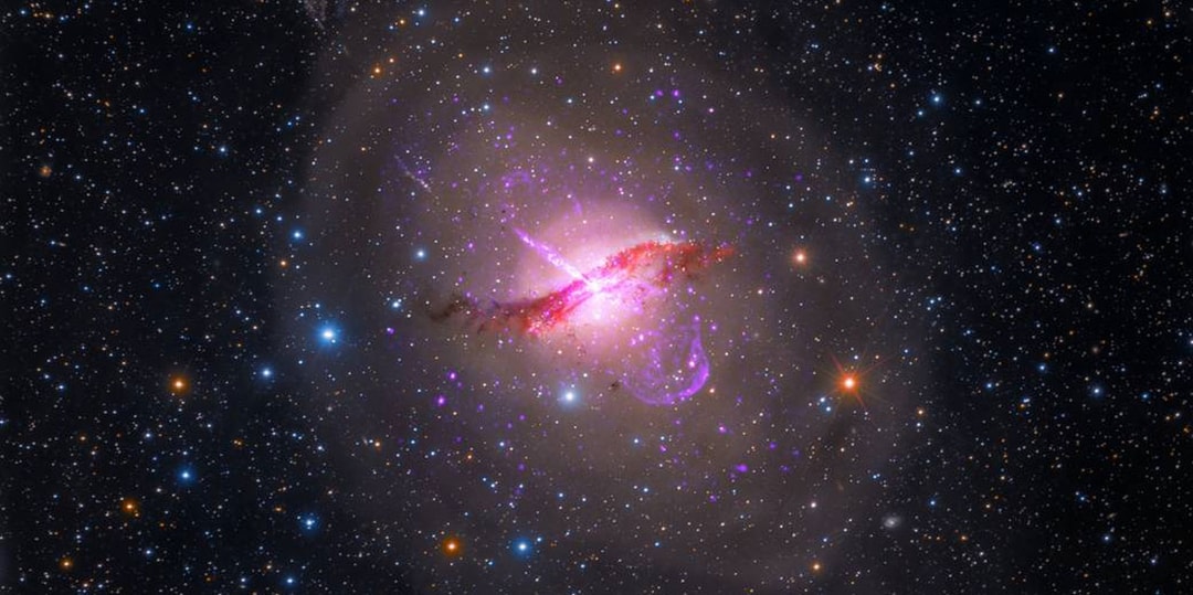 Новые изображения телескопа горизонта событий показывают массивную черную дыру, взрывающую мощную космическую струю