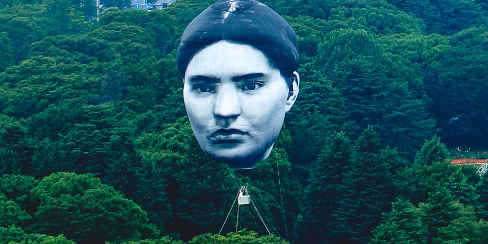 Гигантский воздушный шар с головой человека, зависший над горизонтом Токио, ошеломил горожан