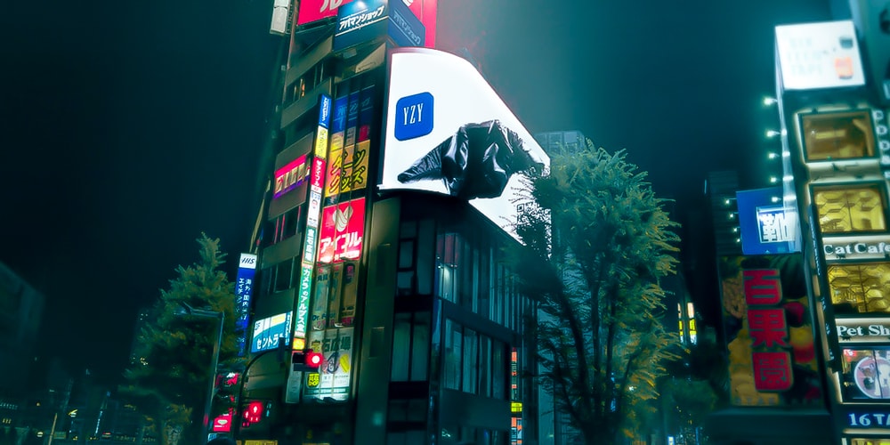 В Синдзюку появился огромный 3D-билборд YEEZY Gap