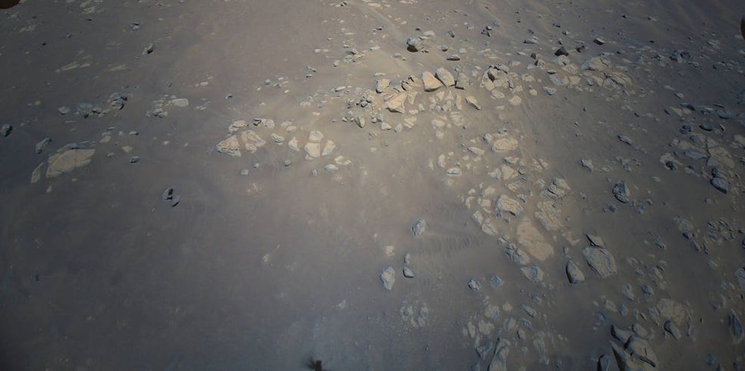Вертолет НАСА Ingenuity сделал фотографии, указывающие на историю воды на Марсе