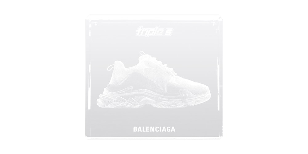 Balenciaga увековечила кроссовки Triple S и многое другое в скульптурах из хрустального стекла Laser Cube