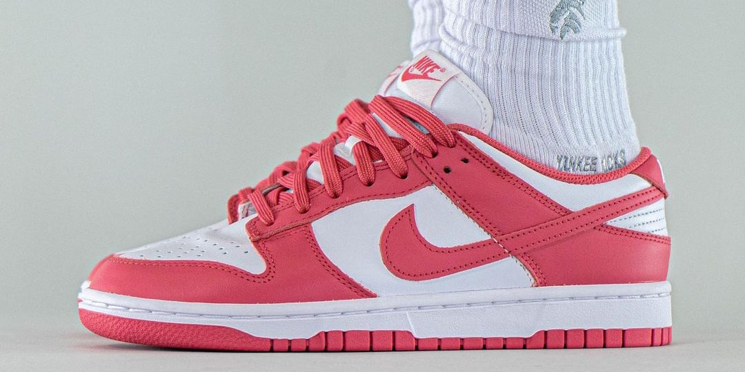 Взгляните на кроссовки Nike Dunk Low «Archeo Pink» пешком.
