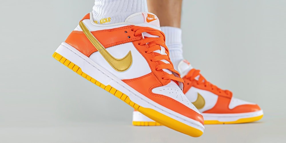 Взгляните на кроссовки Nike Dunk Low «Golden Orange» пешком.