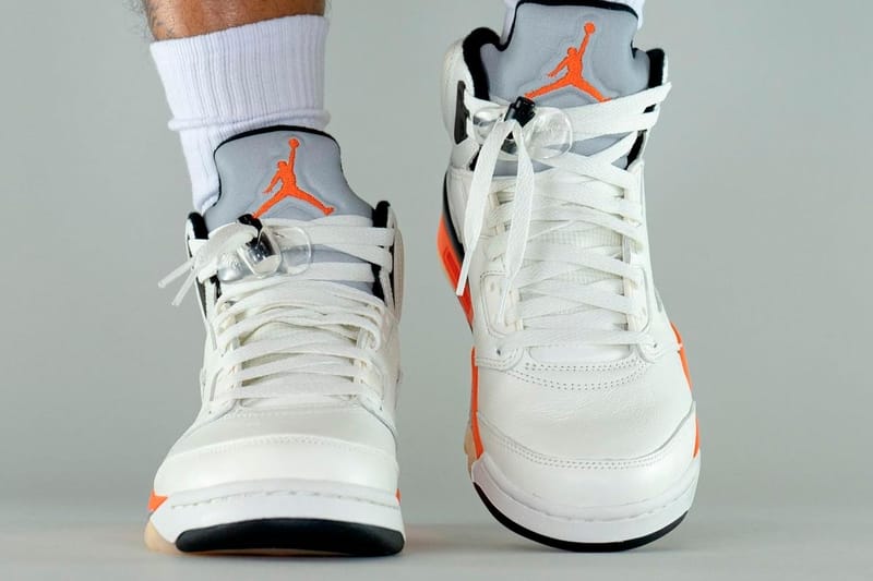 Jordan 5 white hot sale metallic on feet