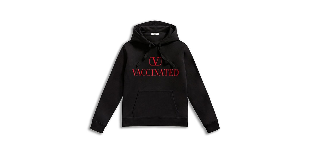 Valentino продвигает глобальную вакцинацию от COVID-19 с помощью толстовок с надписью «ВАКЦИНИРОВАННЫЕ»