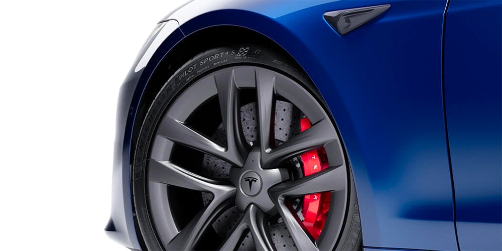 Tesla анонсирует карбоново-керамический тормозной комплект стоимостью 20 000 долларов США для Model S Plaid