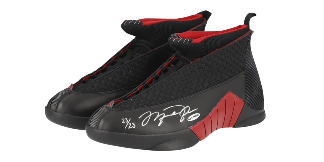 Пара подписанных кроссовок Jordan Upper Deck XV продается за 18 000 долларов США.
