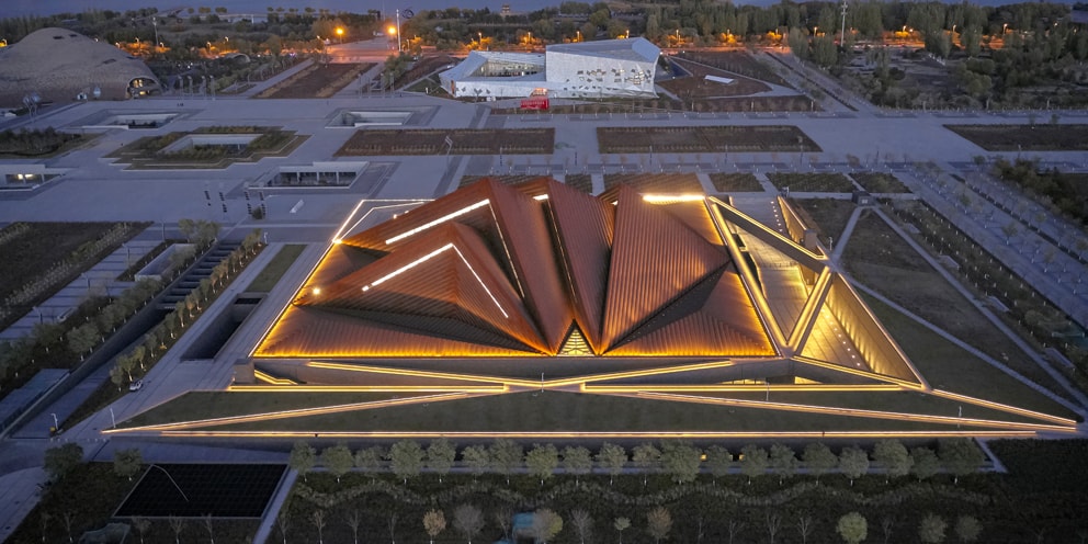 Foster + Partners приютили Художественный музей Датуна под соединенными между собой пирамидами