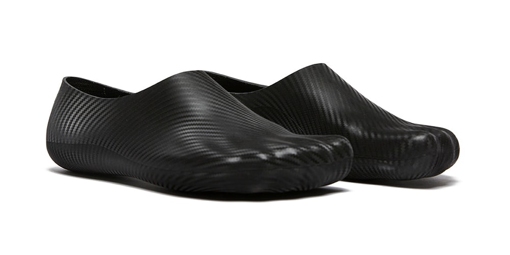 Ультраплоские мюли Balenciaga стоимостью 610 долларов США имеют пальцы и внешнюю часть из углеродного волокна.