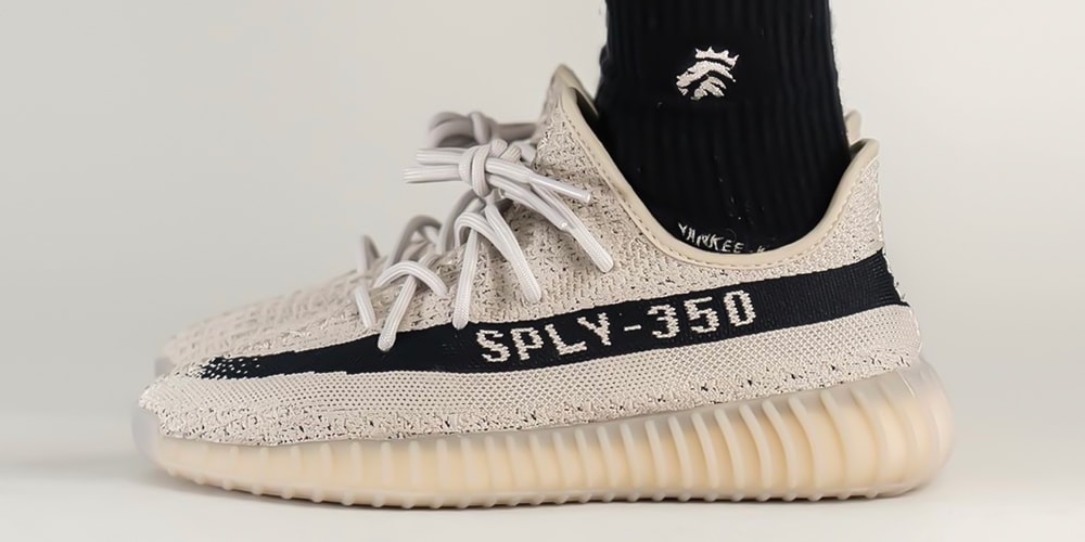 Взгляните на Adidas YEEZY BOOST 350 V2 «Reverse Oreo» пешком.